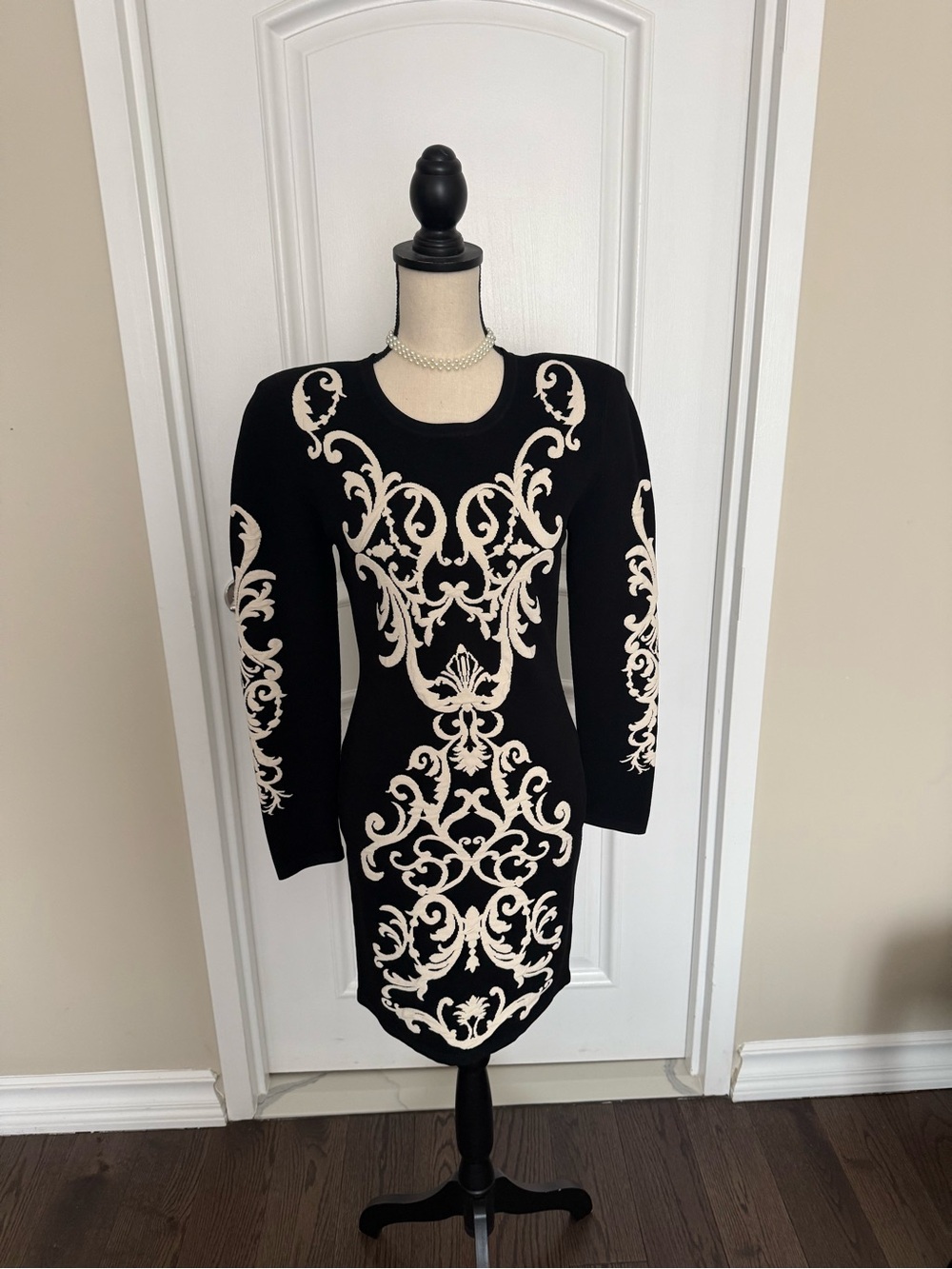 L'AGENCE Black Dress with Cream Baroque Motif, size M - Picture 7 of 11